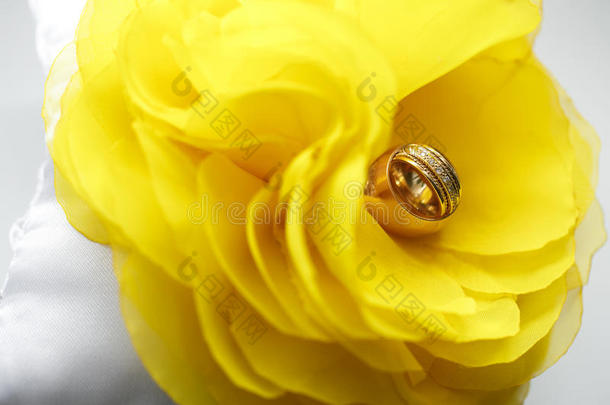 黄花上的钻石戒指。 婚礼配饰