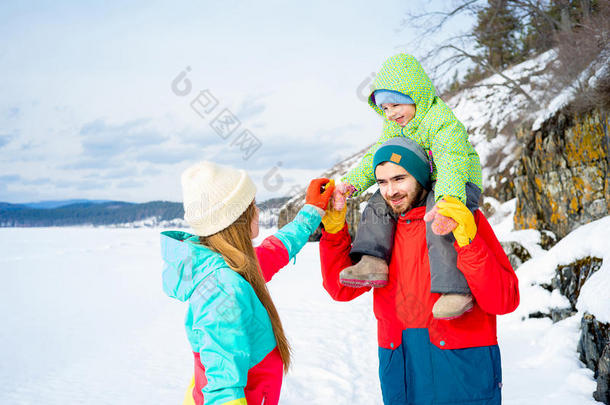 冬天湖上的家人
