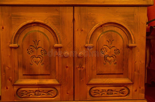 旧衣柜门上雕刻的装饰品。