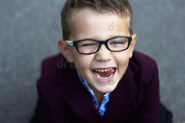 开朗调皮的男孩戴着眼镜，特写肖像，sc