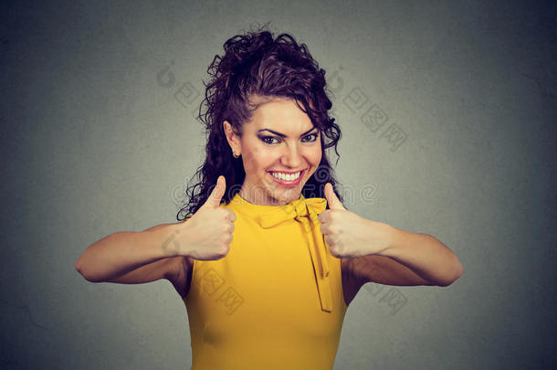 热情的女人竖起大拇指表示赞同和成功