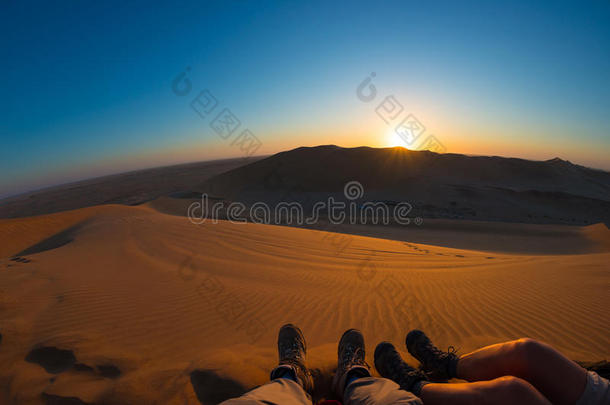 五颜六色的日落在纳米比亚沙漠，纳米比亚，非洲。 风景秀丽的沙丘背光在纳米布诺克洛夫特国家公园。 徒步旅行