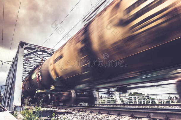 <strong>货运</strong>列车通过桥梁，<strong>铁路</strong>货车具有运动模糊效应。