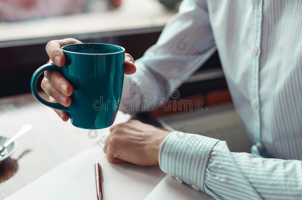 关闭咖啡打破商人的手拿着一杯咖啡