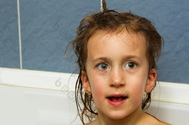 可爱的小女孩洗头发。 洗完澡后干净的孩子。 儿童卫生。 孩子洗澡。 厨房里的小婴儿