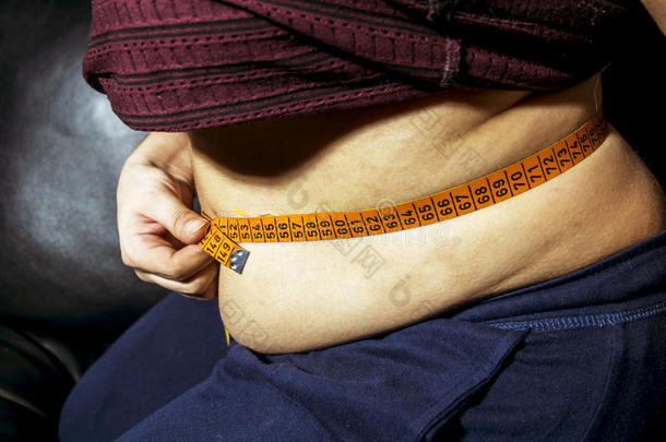 胖女人测量你胖肚子的胶带
