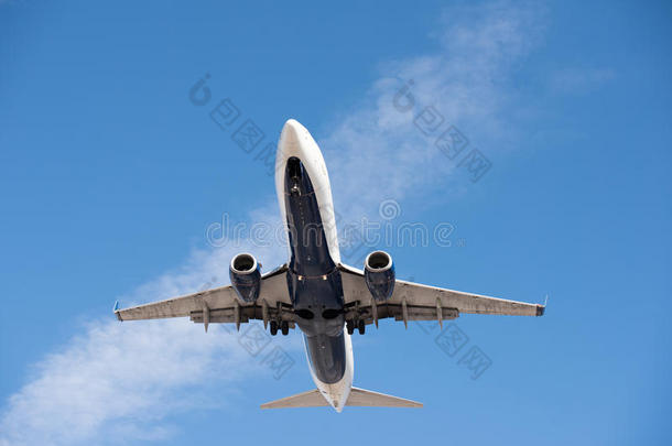 商业飞机在蓝天飞行，全襟翼和着陆通用电气