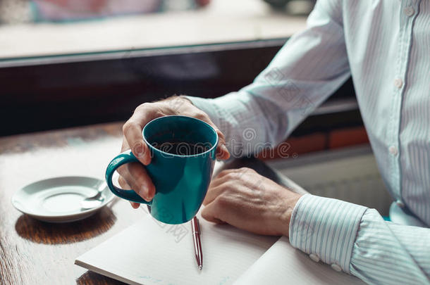 关闭咖啡打破商人的手拿着一杯咖啡