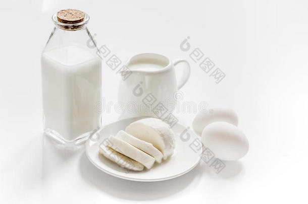 白色桌子背景上的新鲜乳制品