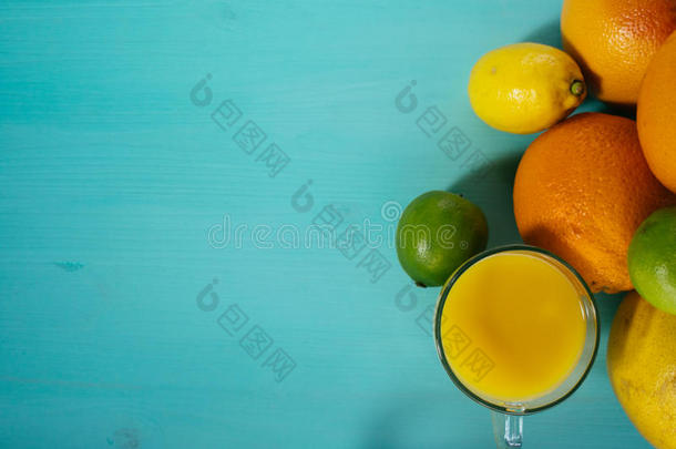 柑橘、橘子、石灰、柠檬、<strong>柚</strong>子、<strong>柚</strong>子的水果，在一杯玻璃杯中加入橙<strong>汁</strong>。 背景上签名的空间