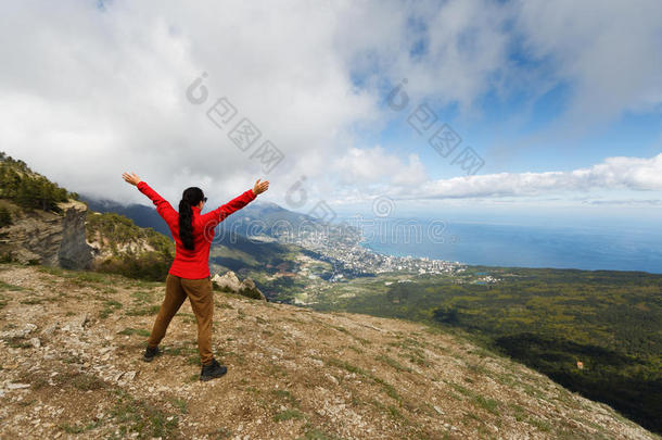 欢呼的女子徒步旅行者<strong>张开</strong>双臂在山顶，年轻的女孩<strong>张开双手</strong>，喜悦和灵感面对雅尔塔