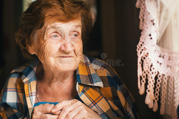 一位快乐的老太太正望着窗外。