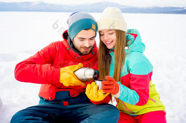 冬天，一对夫妇在户外喝茶