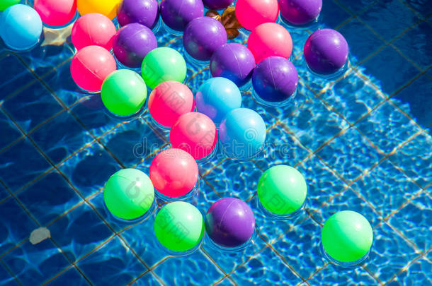 五颜六色的塑料球在游泳池，游<strong>泳池别墅</strong>房子