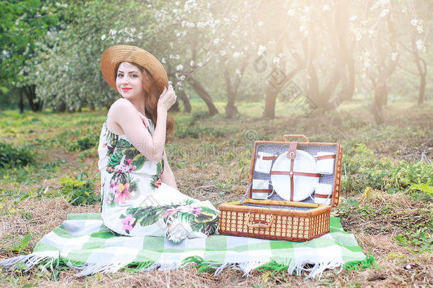 女孩在苹果园野餐，带着一篮子产品