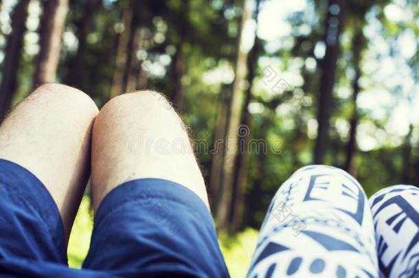 夫妻双脚相爱浪漫户外与秋季季节自然背景时尚潮流风格。 一个男人和一个女孩