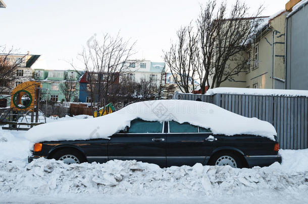 暴风雪过后，一辆汽车被困在雪下