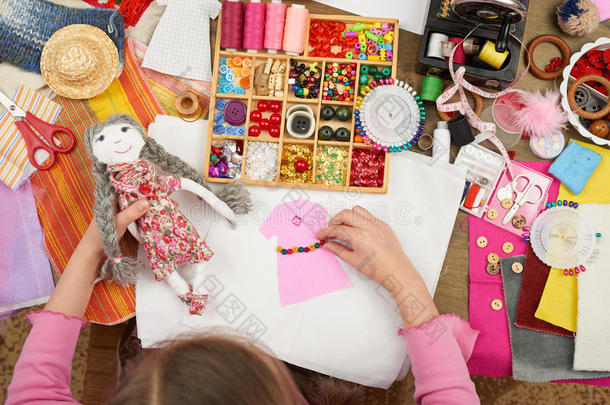 女孩缝制娃娃衣服，顶部视图，缝纫配件顶部视图，裁缝工作场所，许多对象的针线活，<strong>手工</strong>和<strong>手工</strong>
