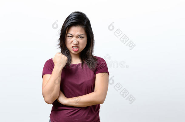 愤怒的中国年轻女子对着相机咆哮