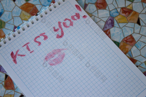 `我爱你，`写在床单和口红吻痕上