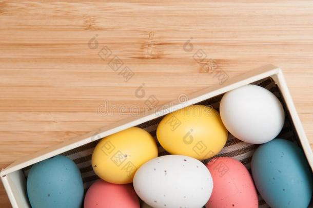 复活节彩蛋，礼品盒里的五彩蛋