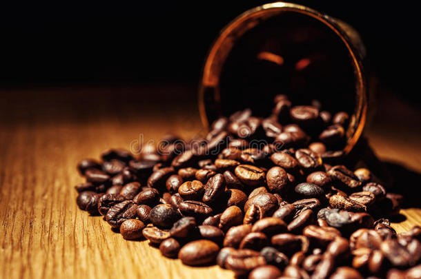 咖啡，咖啡豆，烤咖啡，烤咖啡豆，木制背景上分离的咖啡豆，咖啡豆特写，公司