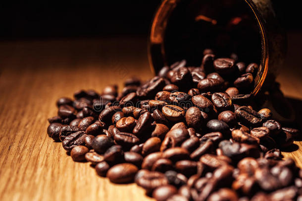 咖啡，咖啡豆，烤咖啡，烤咖啡豆，木制背景上分离的咖啡豆，咖啡豆特写，公司
