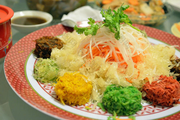 一种在中国新年期间的特殊菜肴，叫做玉生或怡生