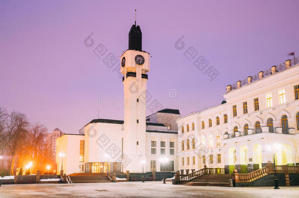 维捷布斯克地区代表理事会和地区执行委员会的建筑物在夜间或夜间照明