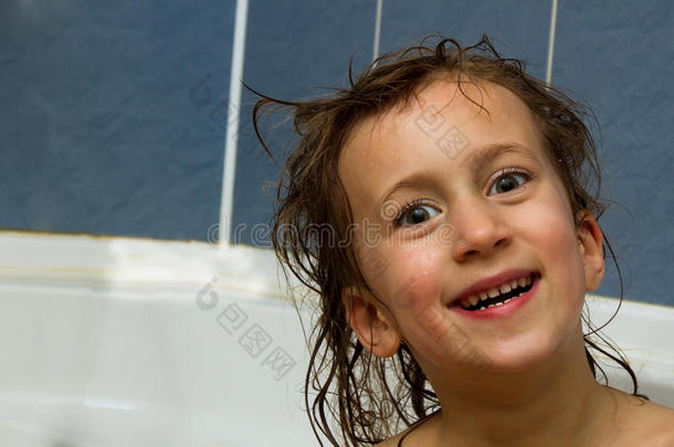 可爱的<strong>小女孩</strong>洗头发。 洗完澡后干净的孩子。 儿童卫生。 孩子<strong>洗澡</strong>。 厨房里的<strong>小</strong>婴儿