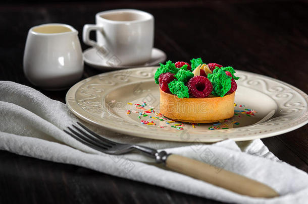 美味的纸杯蛋糕与浆果在桌子上靠近