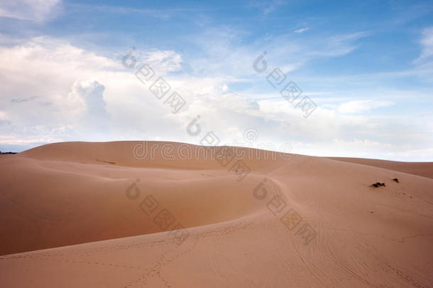 沙漠景观沙丘在下午与蓝天白云。