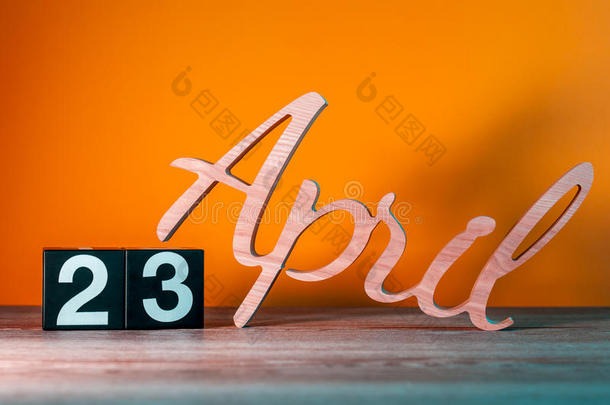 4月<strong>23</strong>日。 每月<strong>23</strong>日，每日木制日历在桌子上，橙色背景。 春季时间概念