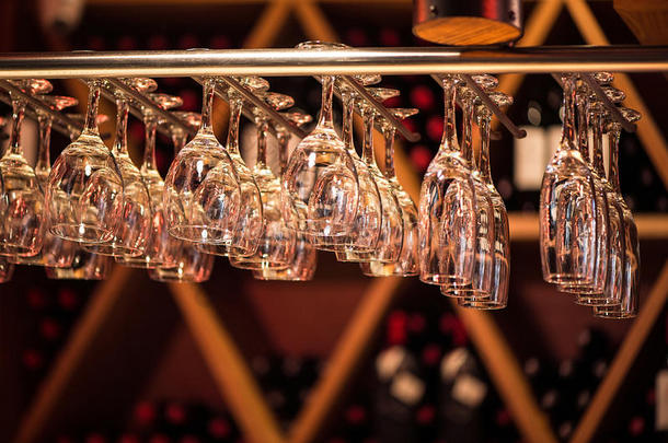 玻璃杯香槟挂在酒吧柜台上方。