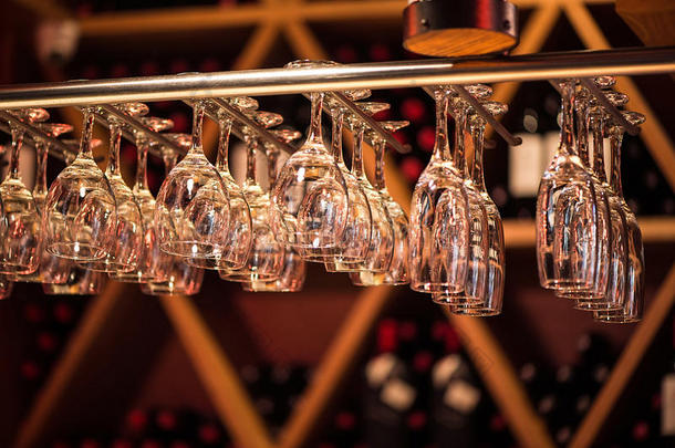 <strong>玻璃杯香槟</strong>挂在酒吧柜台上方。