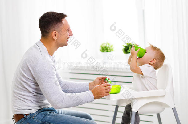 父亲用勺子喂婴儿