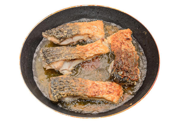 鲤鱼鱼肉用油煎，脆脆的样子，煮锅特写