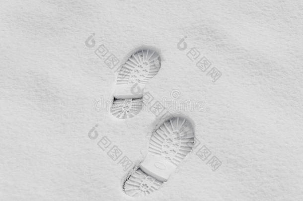 脚步声在雪地里，靴子标记靠近户外