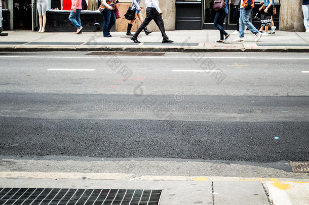 人群，人们走在纽约曼哈顿的街道上