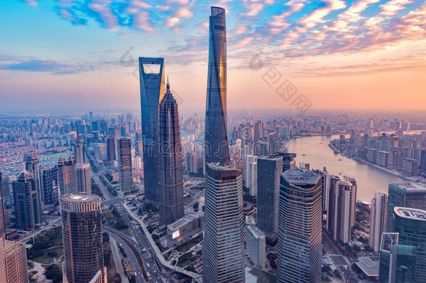 日落时<strong>上海</strong>市<strong>中心</strong>的鸟瞰图。
