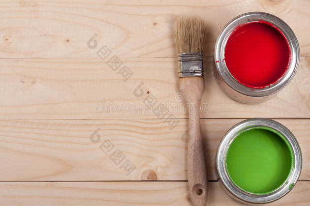 绿色和红色的油漆在银行与刷子上的轻木背景与复制空间为您的文本。 上面的风景