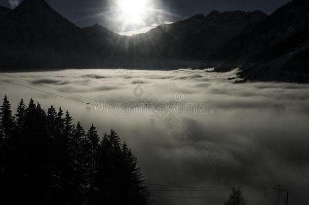 阿尔卑斯山美丽的平静的放松云