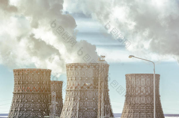 来自热能的蒸汽或烟雾的核电站冷却塔。