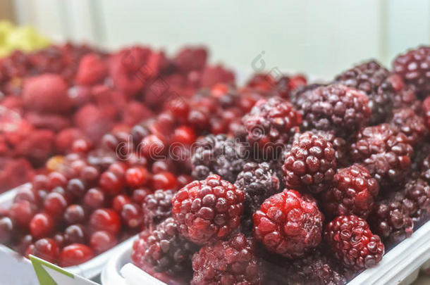 <strong>超市</strong>冷冻<strong>水果</strong>的特写。 黑莓在焦点，模糊的raspberrie