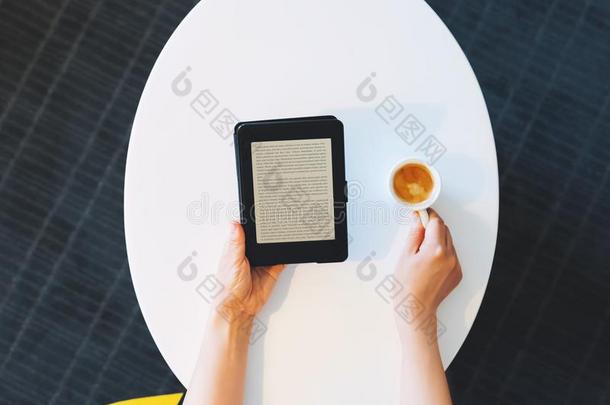 数字图书阅读器和椭<strong>圆形桌子</strong>上的咖啡