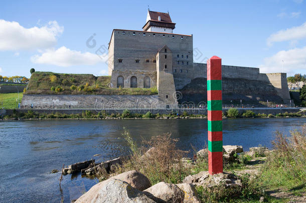 纳瓦河和赫尔曼城堡背景下的俄罗斯边防哨所