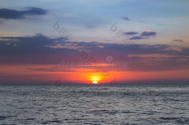 美丽的日落在海边的天际线上