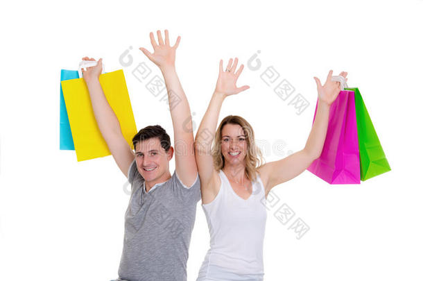 幸福的年轻夫妇拎着购物袋