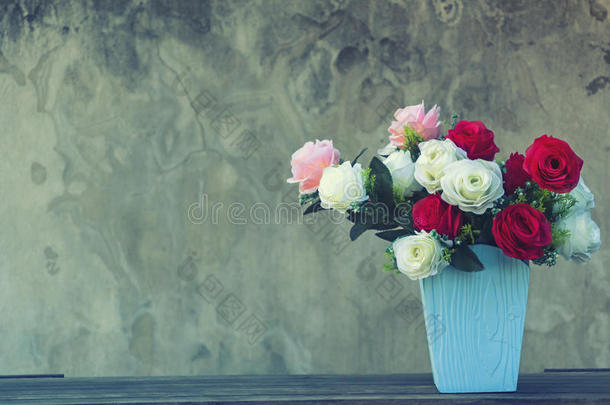 花瓶里的花。 复古风格