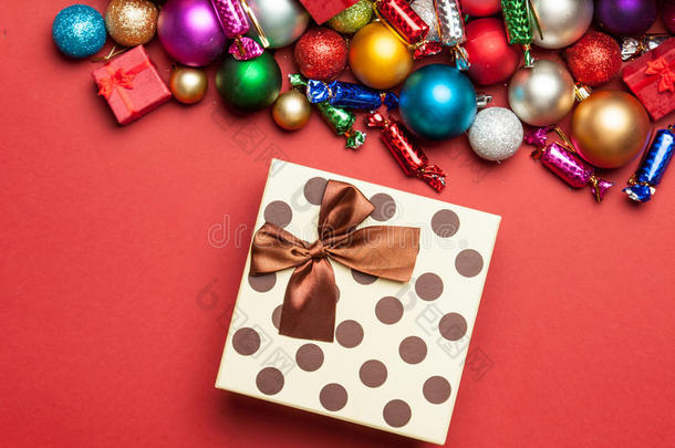 可爱的棕色礼物和美丽的<strong>圣诞装饰</strong>品在美妙的<strong>红色背景</strong>